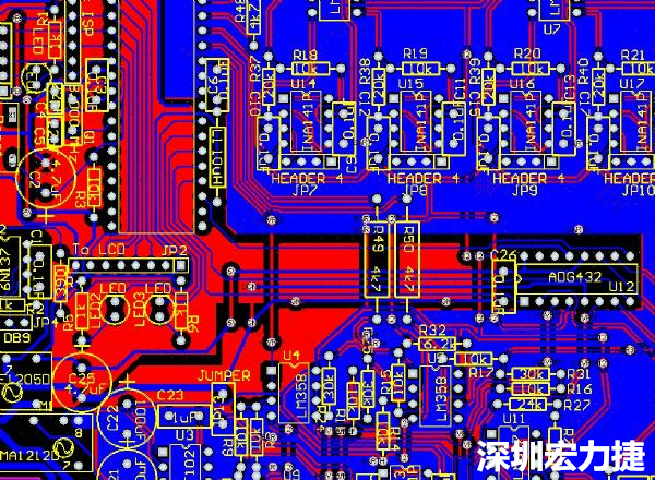 一般產(chǎn)品的PCB設(shè)計，多數(shù)先決定元件布局，再進(jìn)行線路連接，于元件位置就先改善干擾問題，再從線路細(xì)節(jié)著手改善產(chǎn)品。